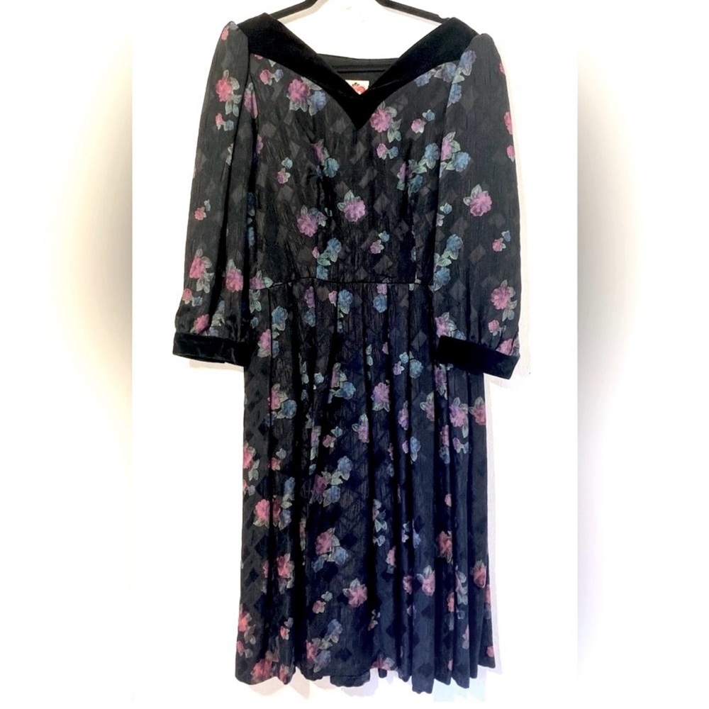 XL Vtg.Salzburger black and purple floral tapestry dress with velvet trim.XL